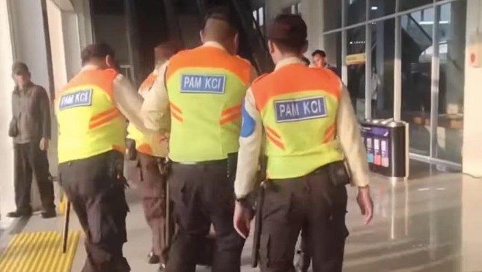 Viral! Pria Bertelanjang Dada Berteriak Sebut Nama Tokoh Saat Diamankan di Stasiun Duri