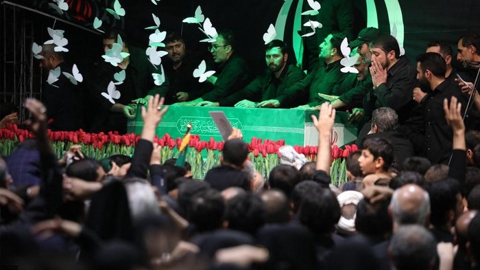 TEHERAN, Terdepan.id – Wakil Ketua Dewan Keamanan Rusia, Dmitry Medvedev, memimpin delegasi negaranya dalam prosesi pemakaman Pemimpin Tertinggi Iran, Ayatollah Seyed Ali Khamenei, yang digelar di Teheran. Kehadiran petinggi Rusia ini tidak sekadar bentuk penghormatan diplomatik, tetapi juga menjadi panggung untuk menyampaikan pesan politik tajam yang ditujukan kepada Washington.