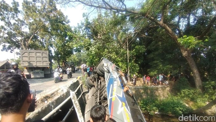 Bus Sugeng Rahayu Terperosok ke Sungai di Nganjuk, Belasan Penumpang Selamat Dievakuasi