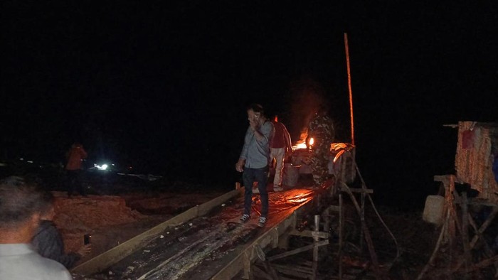 Operasi Senyap Malam Hari, Polres Kuansing Musnahkan Dua Rakit PETI di Kuantan Mudik