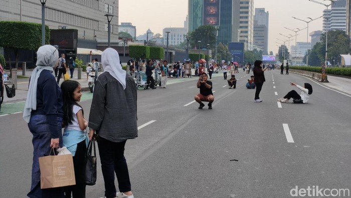 Warga Berburu Selfie Saat Penutupan Jl Thamrin-Sudirman Jelang Puncak HUT DKI