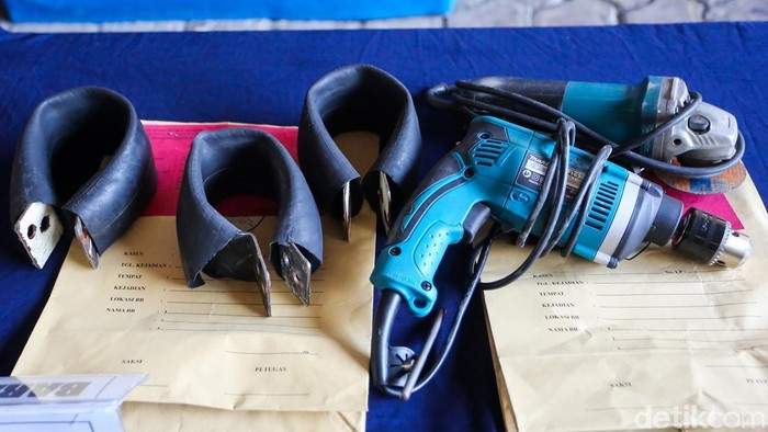 Polisi Tutup Sementara Percetakan di Senen untuk Sterilisasi, Garis Polisi Dipasang