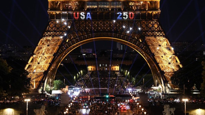 Aksi Nekat Pria Panjat Menara Eiffel dan Kibarkan Bendera AS di Paris, Langsung Ditangkap Polisi