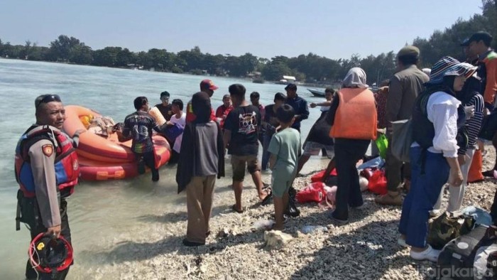 KM Makmur Jaya Mati Mesin di Pulau Pari, 150 Penumpang Berhasil Dievakuasi