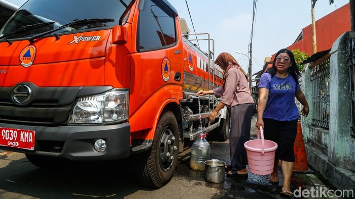 Gangguan Pasokan Air Melanda Bekasi, BPBD Salurkan Bantuan Tangki Bersih untuk 1.200 KK