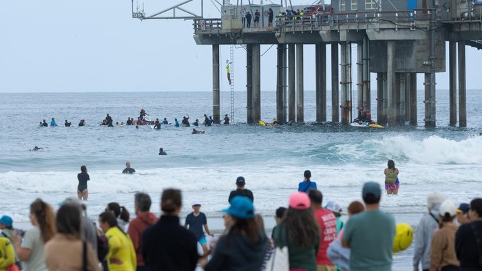 Ratusan Penjaga Pantai Muda San Diego Terjun Serentak dari Dermaga Scripps demi Misi Kemanusiaan