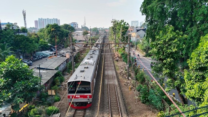 Viral Insiden Penumpang Jatuh di Eskalator Stasiun Bekasi, Tiga Korban Dilarikan ke Rumah Sakit