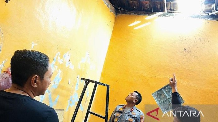 Maling Jebol Genteng Warga di Cilamaya Wetan, Diamuk Massa hingga Babak Belur