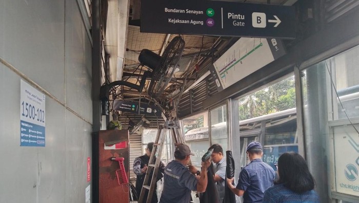 Halte Tebet Eco Park Diperbaiki Usai Tabrak Truk, Operasional Transjakarta Tetap Lancar