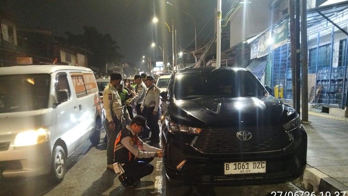 Sudinhub Jaksel Cabut Pentil Mobil Parkir Liar di Jalan Minangkabau, Trotoar Kembali untuk Pejalan Kaki