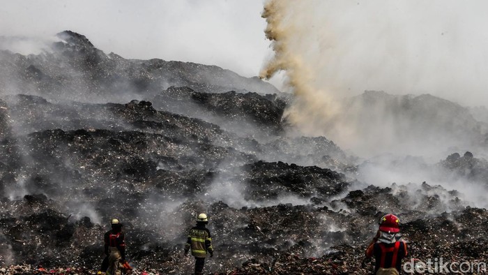 KLH Pasang Pemantau Kualitas Udara di TPA Jatiwaringin, Minta Warga Jaga Jarak