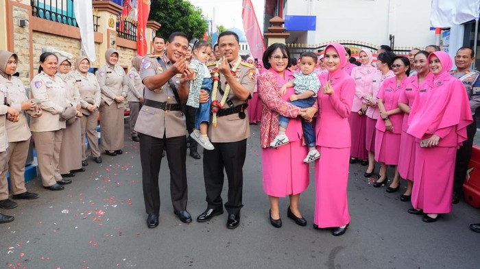 Momen Hangat Sertijab Kakorlantas, Irjen Agus Dijemput 2 Cucu