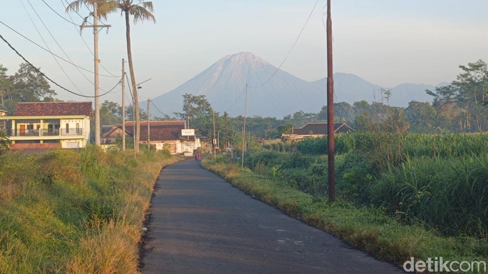 Gunung Semeru Erupsi Dini Hari, Luncurkan Lava Pijar Sejauh 1,3 Kilometer