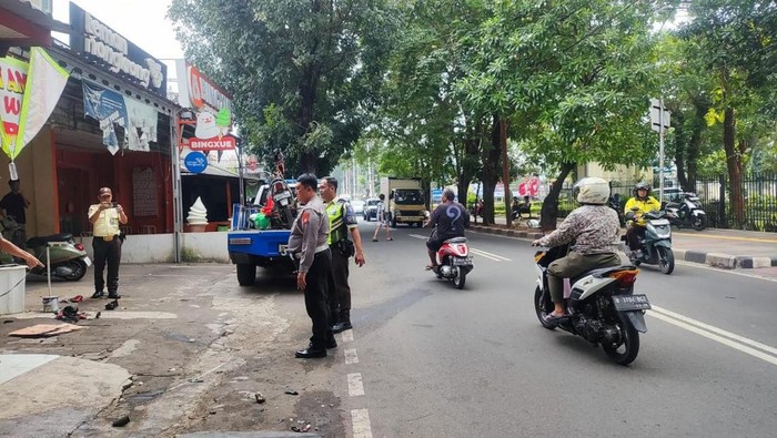 BMW Listrik di Jakbar Sempat Dikejar-kejar Warga Usai Tabrak Motor