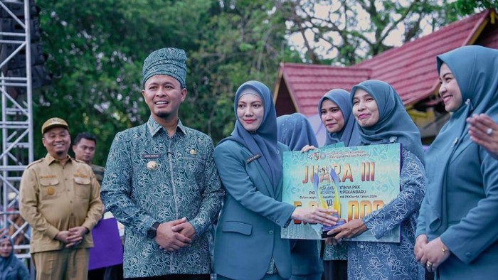 Peringatan HKG 2026 di Pekanbaru Meriah, Wako Agung Bagikan Ribuan Sembako