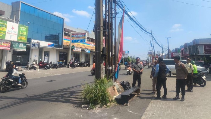 Terdepan.id, Bogor - Seorang teknisi pemasangan jaringan internet menjadi korban kecelakaan kerja di wilayah Desa Cilebut Barat, Kecamatan Sukaraja, Kabupaten Bogor, Jawa Barat, pada Kamis (2/7/2026). Teknisi berinisial AA (26) tersebut tersengat aliran listrik saat sedang melakukan instalasi kabel di tepi Jalan Raya Pendidikan. Akibat insiden ini, korban mengalami luka bakar dan segera dilarikan ke rumah sakit terdekat untuk mendapatkan pertolongan medis intensif.