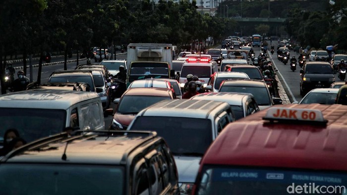 Memberi Jalan Ambulans di Lampu Merah, Apakah Kena Tilang ETLE?
