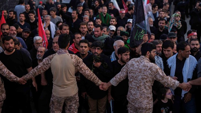 Warga Iran Abaikan Suhu Ekstrem demi Penghormatan Terakhir Khamenei