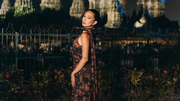 NIKI Pukau Ribuan Penggemar dalam Penampilan Estetis di Candi Prambanan