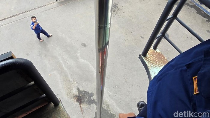 Viral Warga Jajal Tiang Luncur Darurat Damkar Bekasi, Begini Sensasinya