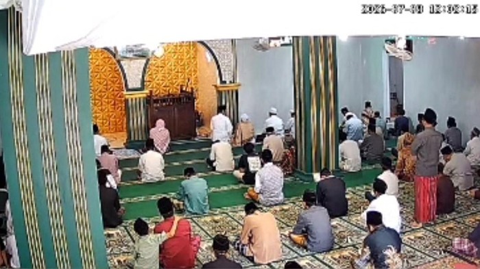 Muazin Pandeglang Wafat Saat Kumandangkan Azan Salat Jumat, Detik-Detiknya Viral di Media Sosial