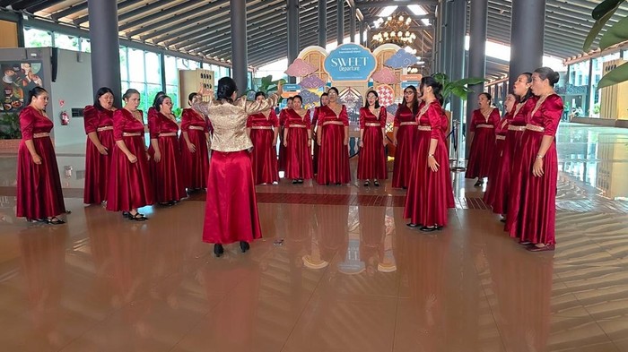 Viral Kontingen Paduan Suara Gereja Kepri Bernyanyi di Soetta, Tiket Tak Valid Jadi Penyebab