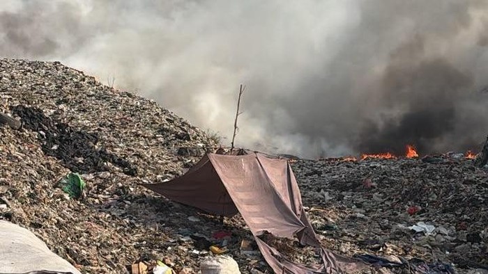 Angin Kencang Hambat Upaya Pemadaman Kebakaran di TPA Jatiwaringin