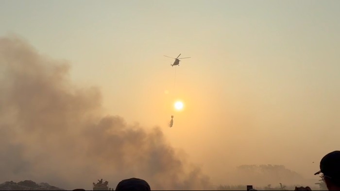 2 Heli Water Bombing Dikerahkan Padamkan Kebakaran TPA Jatiwaringin