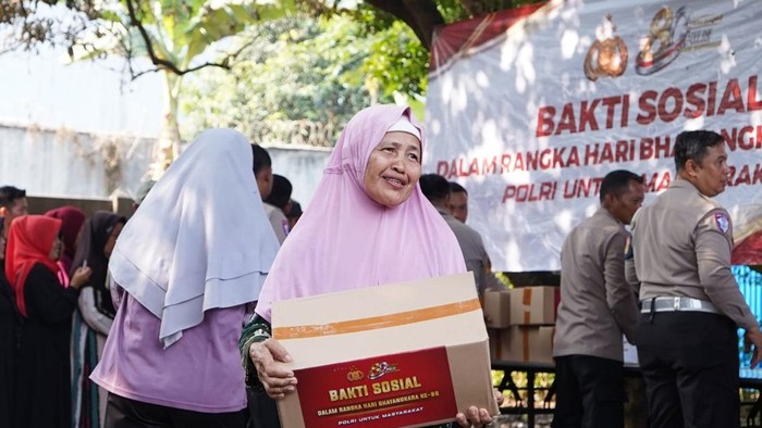 Sambut Hari Bhayangkara Ke-80, Polri Salurkan Bansos di Cikeas Udik Bogor