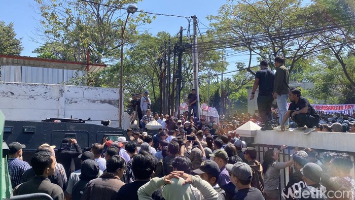 Sidang Putusan Sela Eks Bupati Pati Berujung Ricuh: Sudewo Diborgol, Pendukung Protes Keras