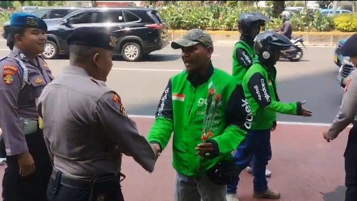 Komunitas Ojol Beri Bunga ke Polisi di Jakpus Saat Hari Bhayangkara Ke-80