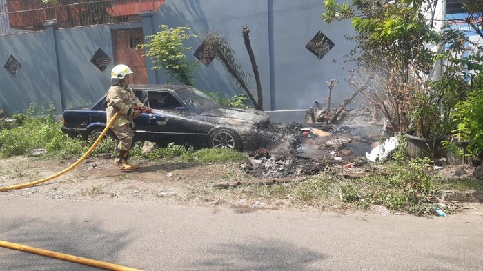 Mobil Terbakar di Kembangan Akibat Bakar Sampah yang Ditinggalkan
