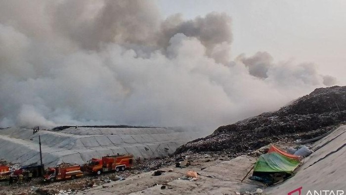 Ngerinya Kebakaran TPA Jatiwaringin yang Berlangsung Sehari Semalam