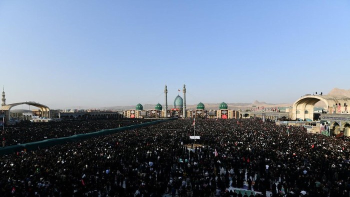 Lautan Pelayat Sambut Kedatangan Jenazah Ali Khamenei di Kota Suci Qom