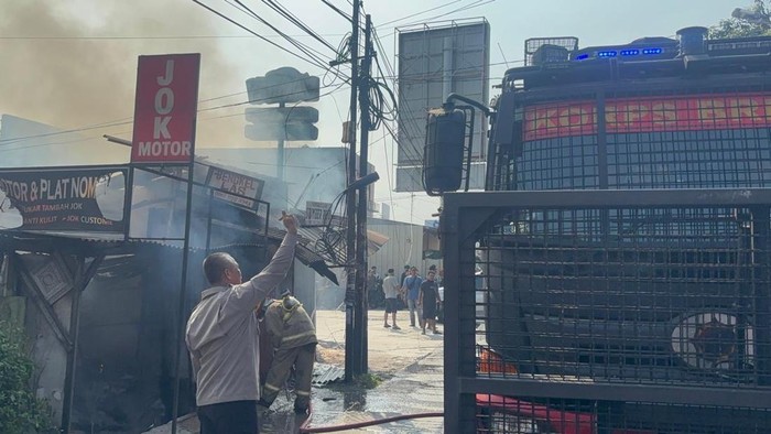 Brimob Kerahkan Water Cannon Bantu Padamkan Kebakaran Kios di Tangsel