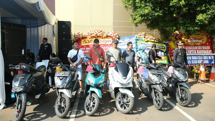 Hari Bhayangkara ke-80, Kapolres Jaksel Serahkan Motor Curian kepada Pemiliknya