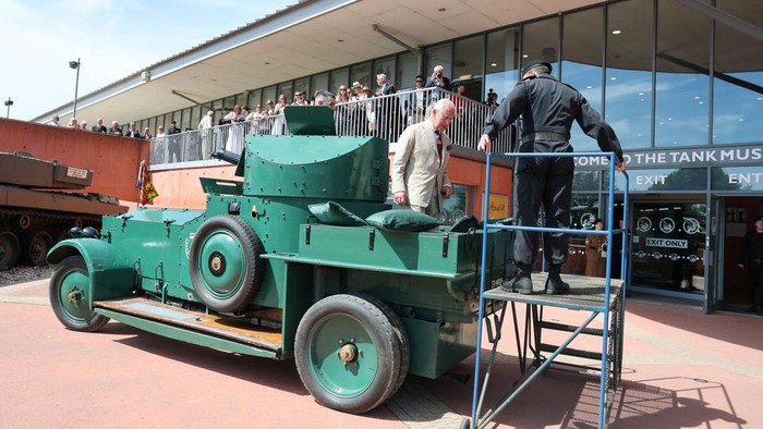 Naik Mobil Lapis Baja Klasik, Raja Charles III Hadiri Hari Keluarga Resimen Tank Kerajaan