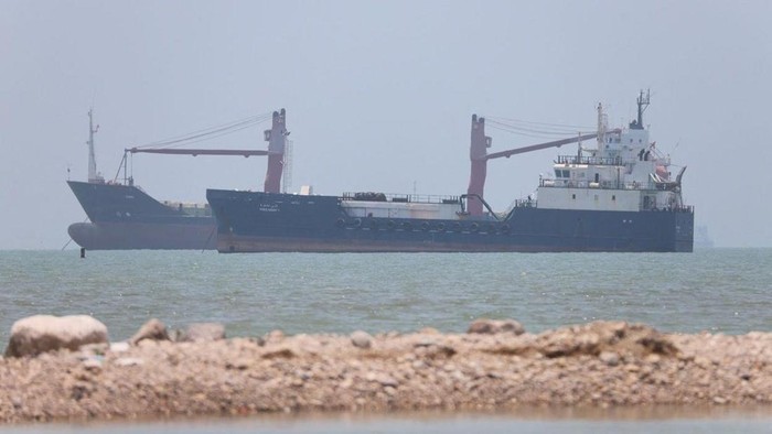 Ketegangan Membara: Rudal Iran Koyak Kapal Komersial di Tengah Gencatan Senjata