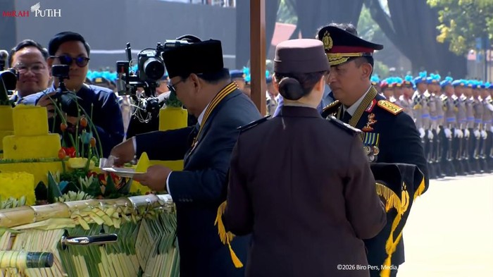 Prabowo Potong Tumpeng di Hari Bhayangkara Ke-80, Diserahkan ke Kapolri