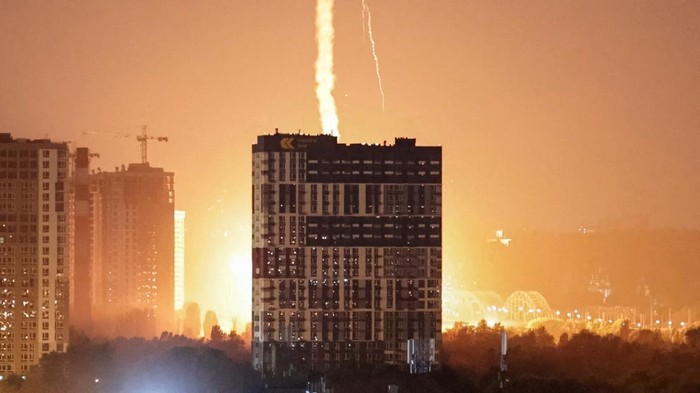 Serangan Rudal dan Drone Rusia Guncang Kyiv: 9 Tewas, Puluhan Luka