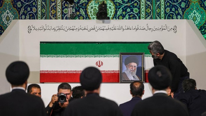 Prosesi Pemakaman Khamenei Digelar Enam Hari, Sorakan ‘Matilah Amerika’ Menggema di Teheran