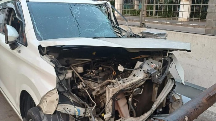 Sopir Diduga Alami Microsleep, Mobil Tabrak Truk Kontainer di Tol Wiyoto Wiyono Pagi Ini