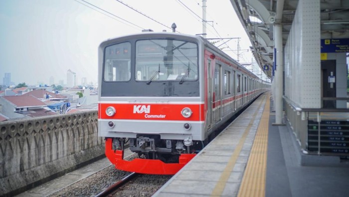 Gangguan Perjalanan KRL Line Bekasi Akibat Insiden KA Bandara Tertemper Motor