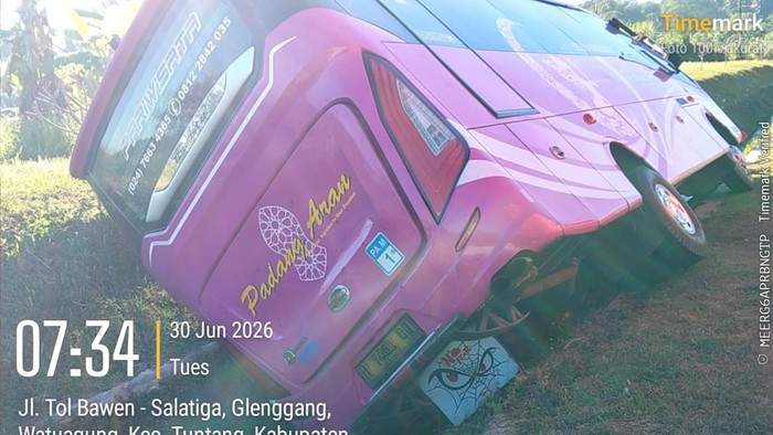 Bus Rombongan Piknik Masuk Parit di Tol Semarang, 2 Penumpang Tewas