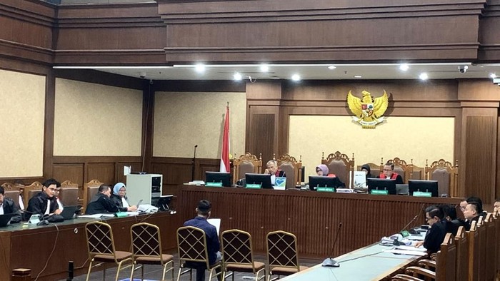 Terdepan.id - Jakarta: Fakta baru terungkap dalam persidangan kasus suap yang menyeret mantan Ketua Ombudsman RI. Seorang asisten di lembaga pengawas pelayanan publik itu mengaku mendapat tekanan langsung dari pimpinan tertingginya.