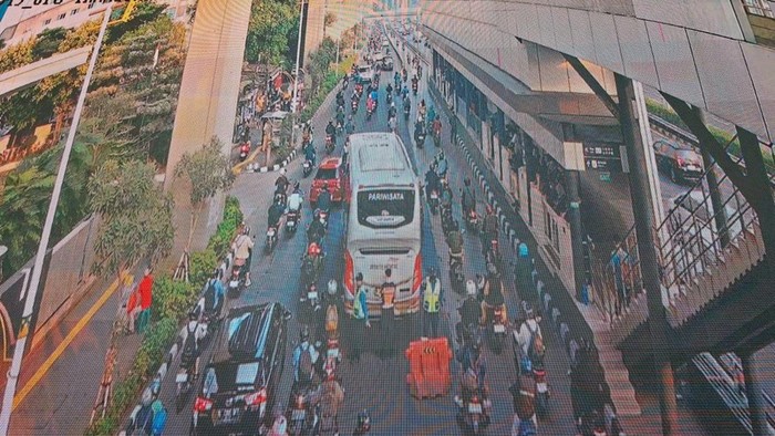Bus Alami Gangguan Mesin di Depan Halte Cawang Cikoko, Lalu Lintas Gatot Subroto Arah Semanggi Macet Parah