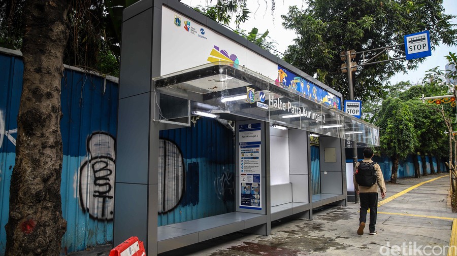 Jakarta  – Halte Transjakarta Patra Kuningan 2 kini kembali bersih dan rapi setelah petugas kebersihan berhasil mengha
