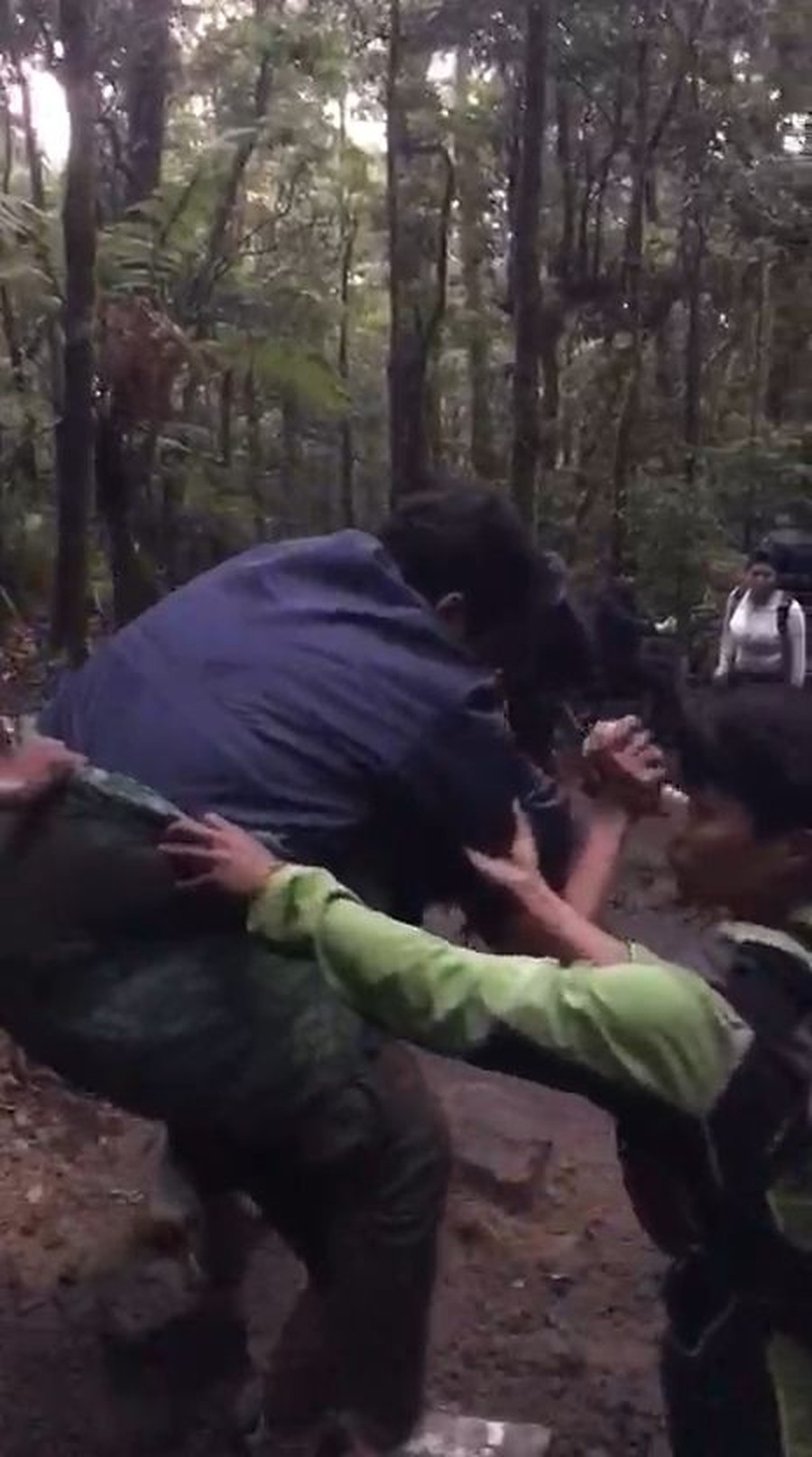 Pendaki Berbobot 145 Kg Alami Keram di Gunung Gede, Evakuasi Dramatis Menguras Tenaga Relawan