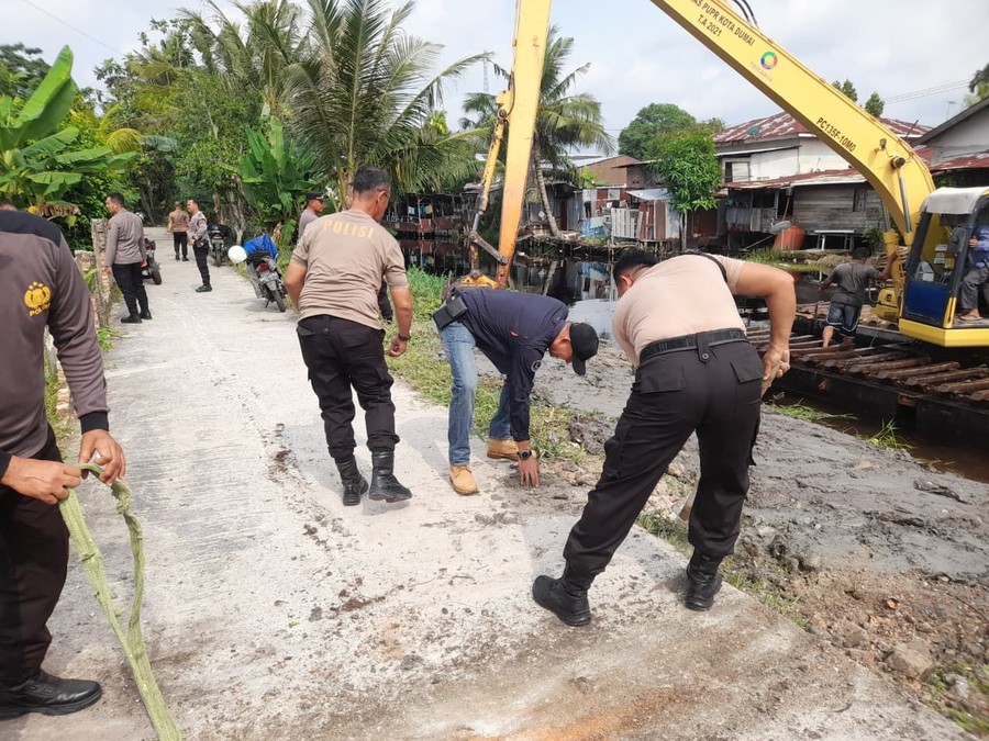 Kota Dumai — Suasana di sekitar jembatan baru di Kecamatan Dumai Selatan tampak semarak pada Minggu (5/7/2026). Puluha