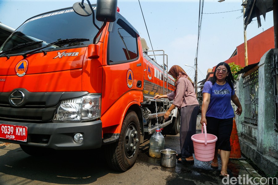 Krisis Air Bersih Landa Bekasi, Ribuan Warga Bergantung pada Pasokan Tangki Darurat